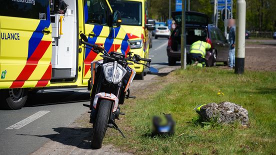 Motorrijder gewond na botsing op auto bij Peize. Motorrijder gewond na botsing op auto bij Peize.
