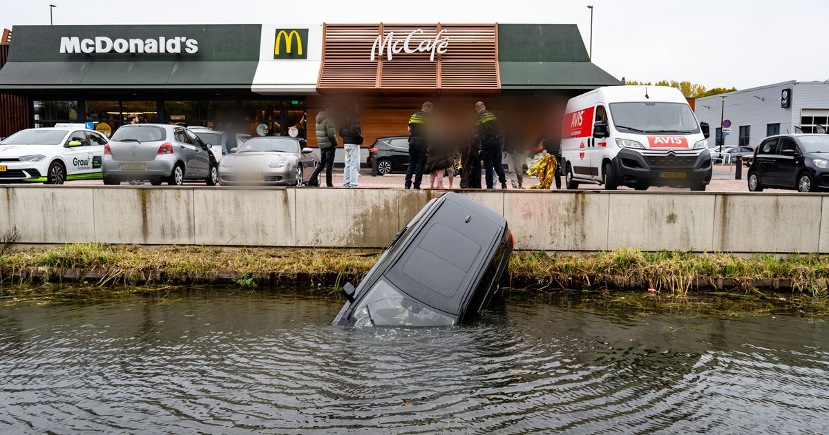 Auto rijdt water in bij McDrive
