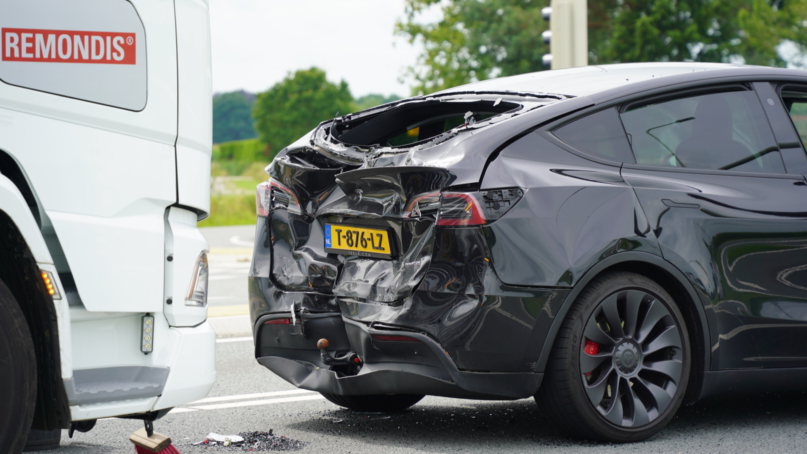 De Tesla liep forse schade op bij de botsing