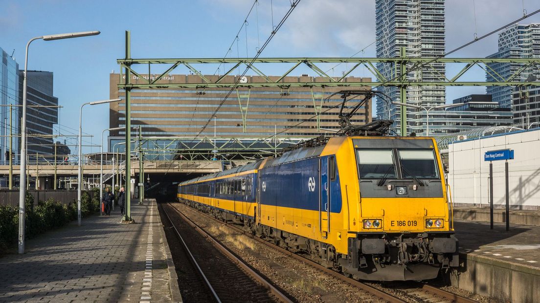 Een intercity op Den Haag Centraal