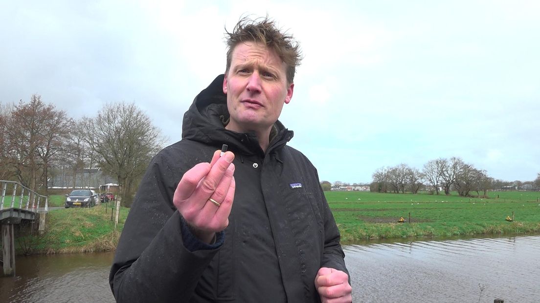 Wouter van der Heij van de Waddenvereniging laat een zendertje zien