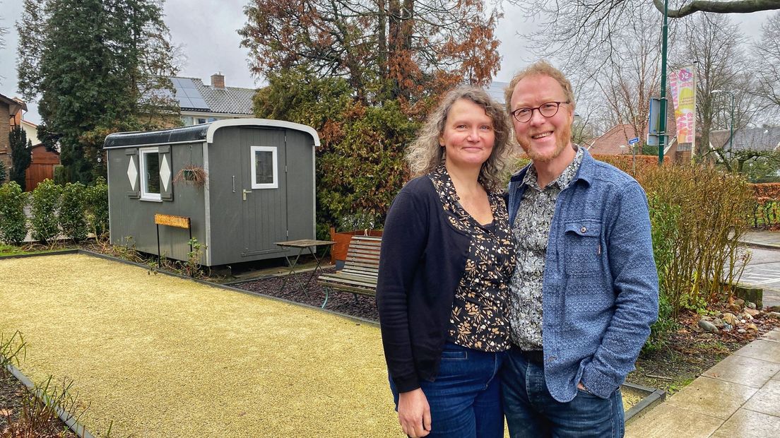 Annette en Rolf met hun pipowagen