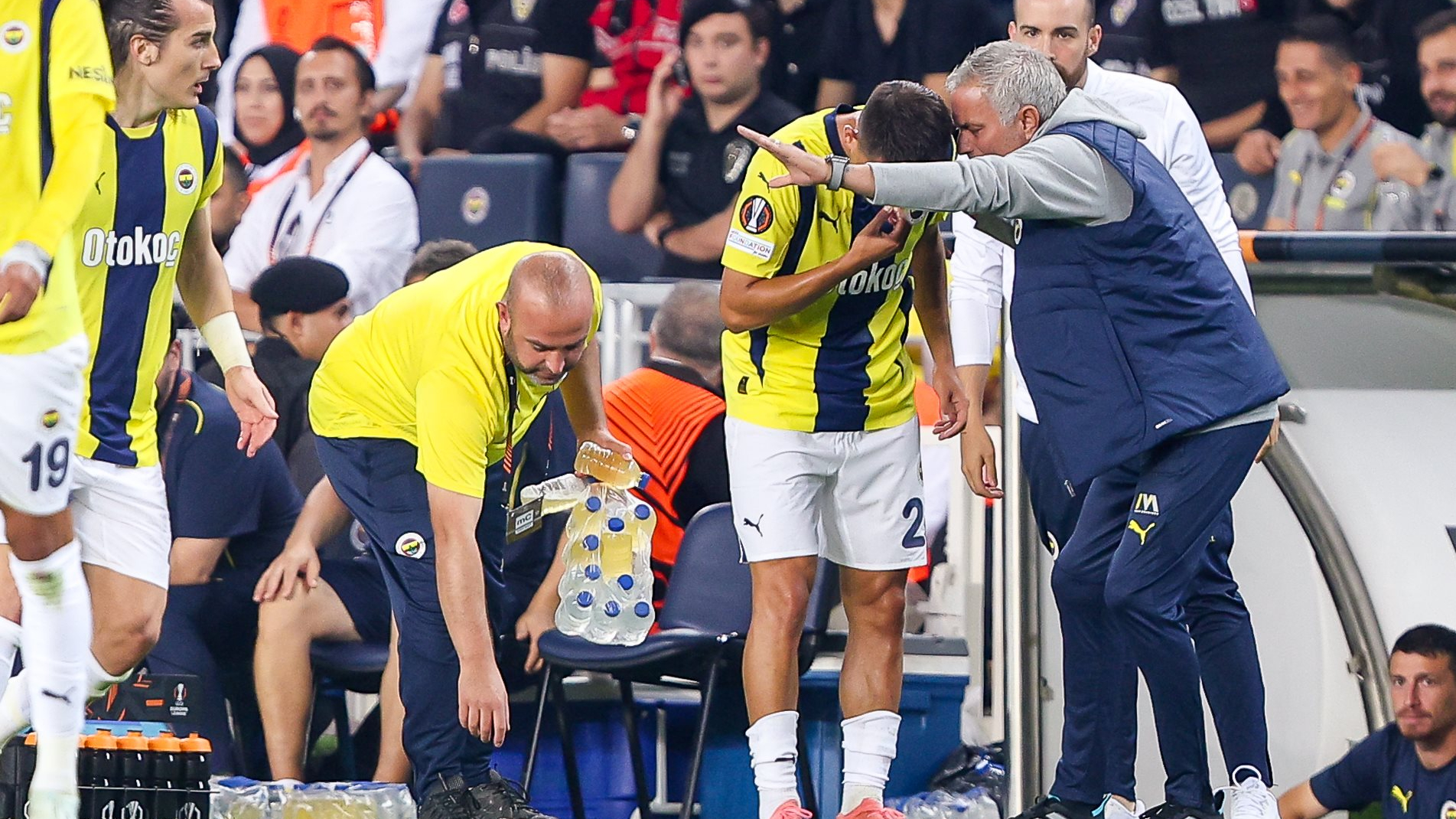 Mourinho langs de lijn bij Fenerbahce