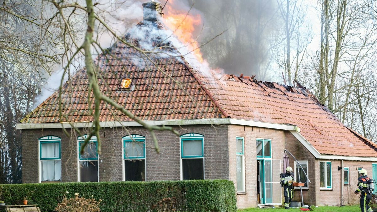 Woningboerderij Nijelamer gaat verloren bij uitslaande brand