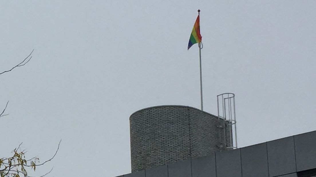 De regenboogvlag op het gemeentehuis in Emmen (Rechten: Ronald Oostingh / RTV Drenthe)