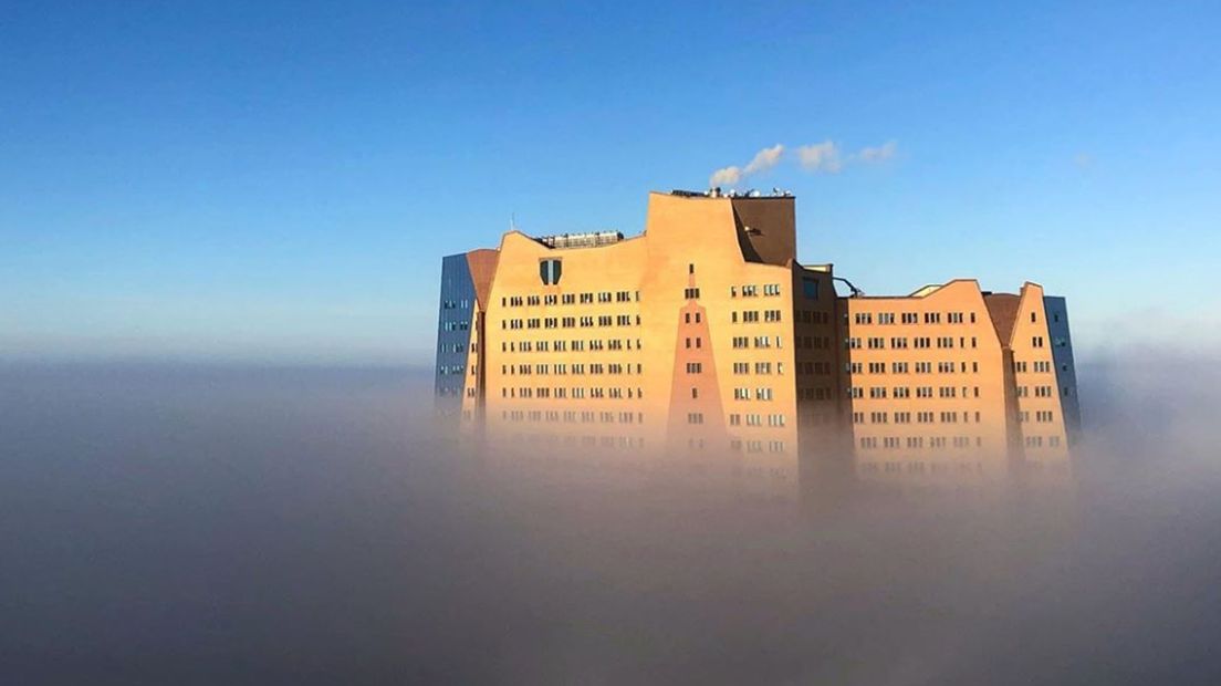 Veel mensen kiekten de mistige skyline van stad Groningen vanochtend