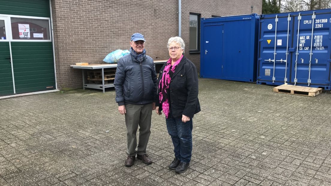 Vrijwilligers van de Voedselbank Noordenveld bij de drie zeecontainers