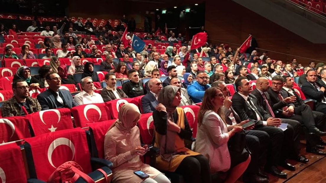 Bezoekers van de herdenking van de mislukte staatsgreep in Turkije, een jaar geleden, zijn in Apeldoorn. De bijeenkomst voor aanhangers van de Turkse president Erdogan is in congrescentrum Orpheus.