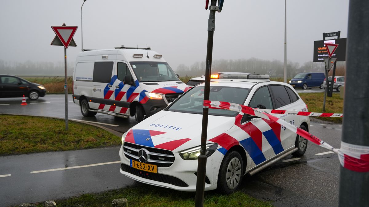 Fietser gewond bij aanrijding met vrachtwagen in Sint Annaparochie | 500 kilo hasj in verdachte pakk