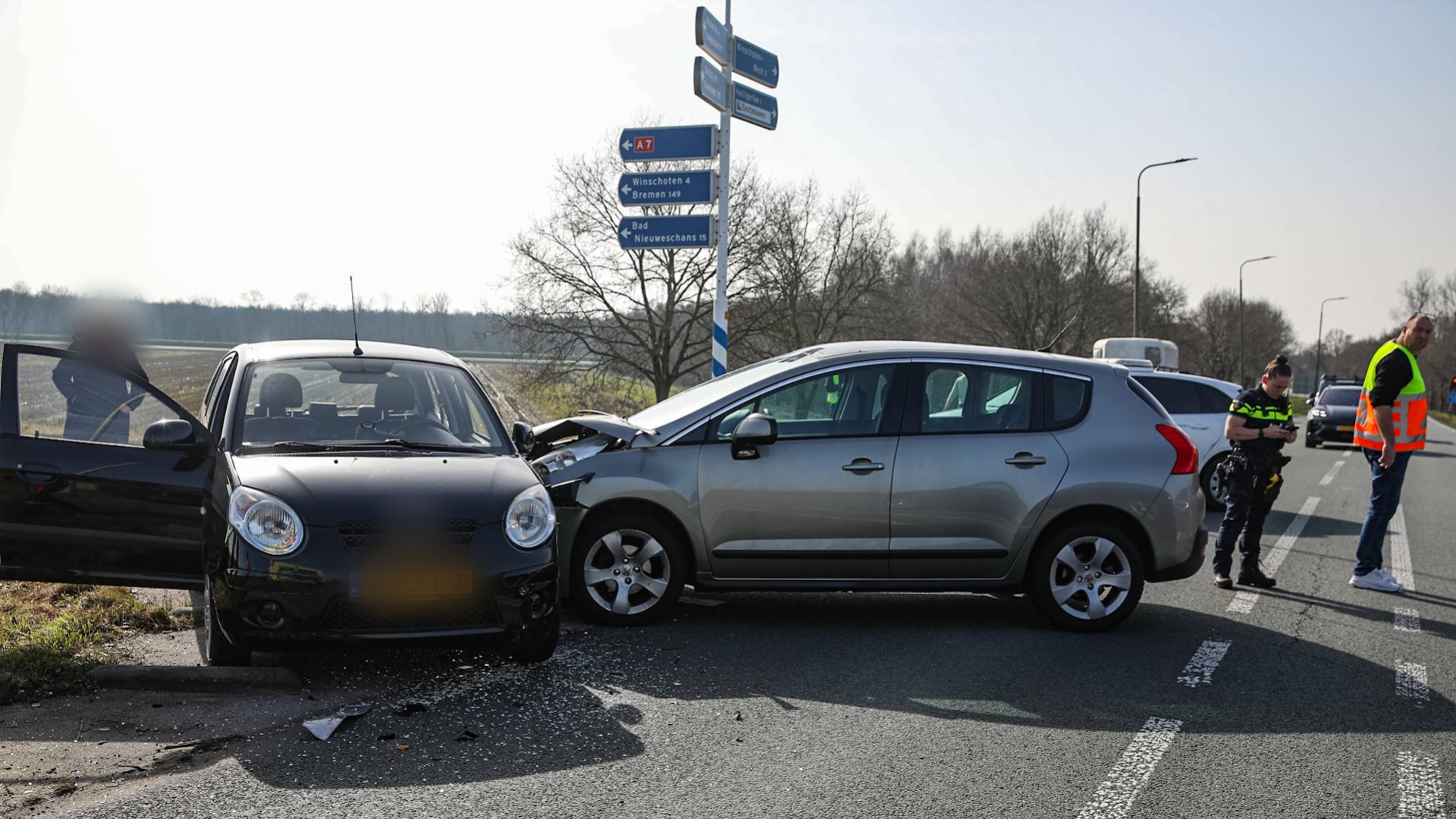 Twee autos botsen bij Scheemda • Ongeval met motor bij Winschoten.