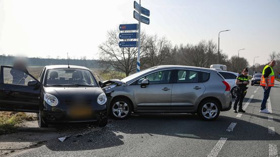 Twee autos botsen bij Scheemda • Ongeval met motor bij Winschoten. Twee autos botsen bij Scheemda • Ongeval met motor bij Winschoten.