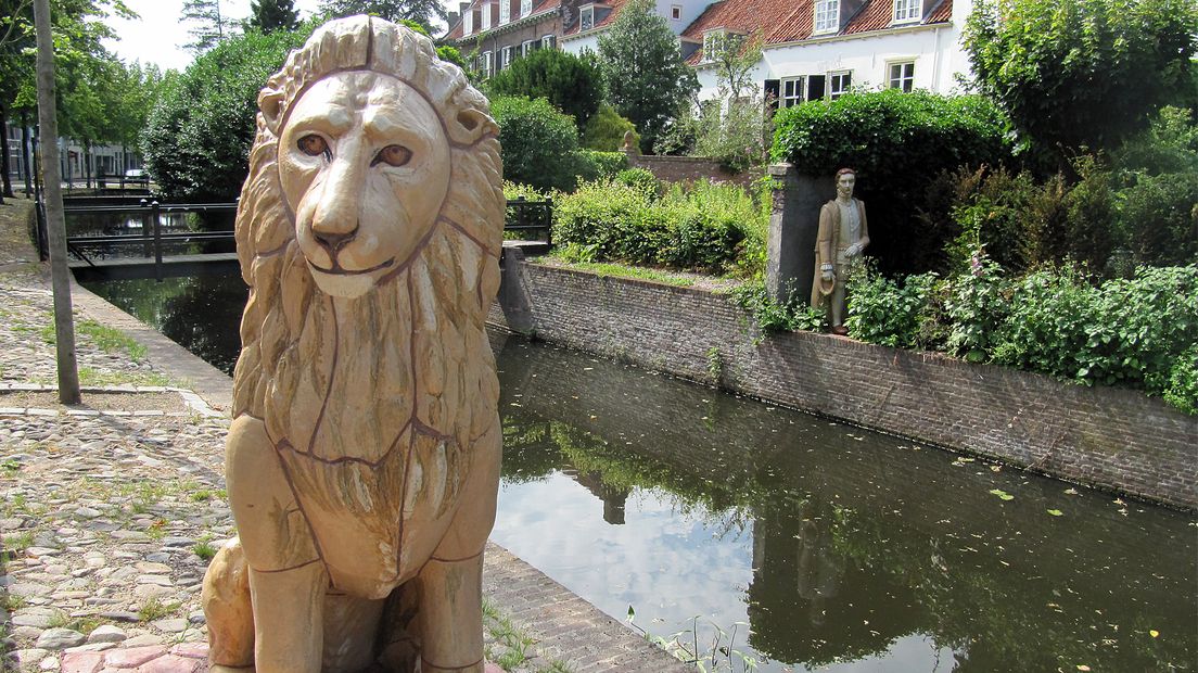 De jonge Van Oldenbarnevelt in de tuin van zijn ouderlijk huis aan de Zuidsingel in Amersfoort, kunstwerk van Ingrid Mol.