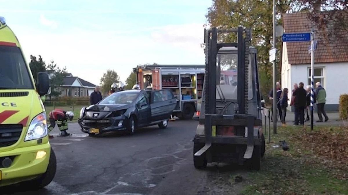 Automobiliste gewond bij botsing met heftruck in Radewijk