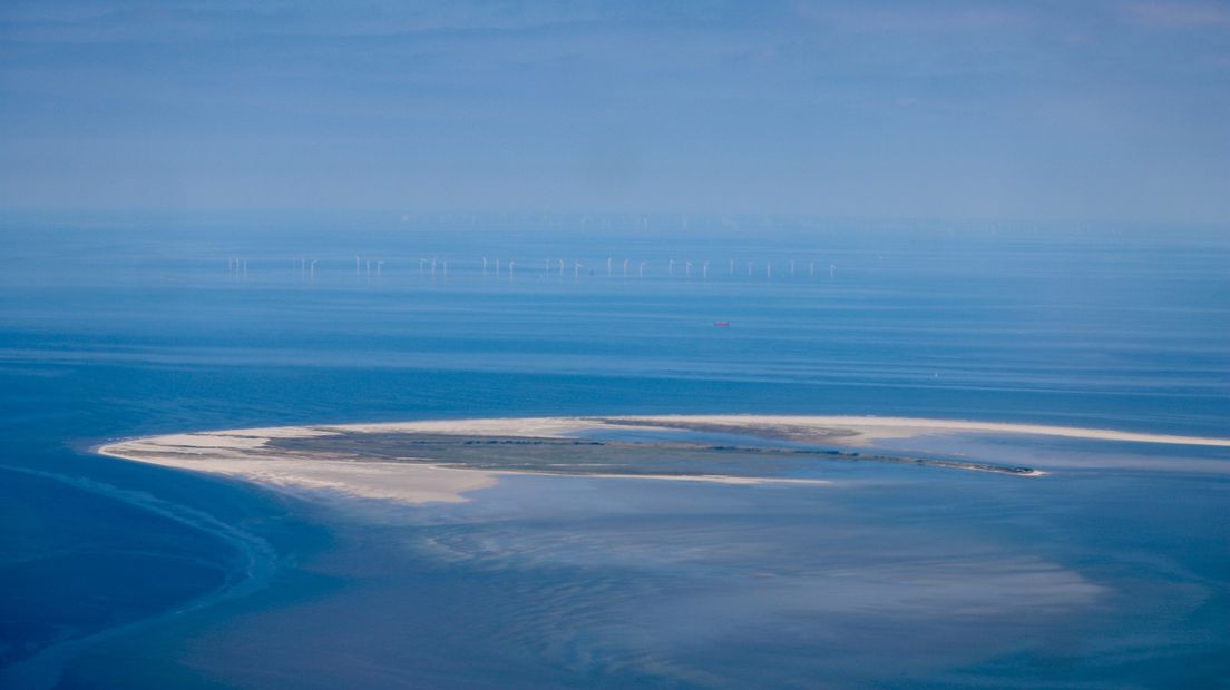 Rottumerplaat met op de achtergrond een windpark