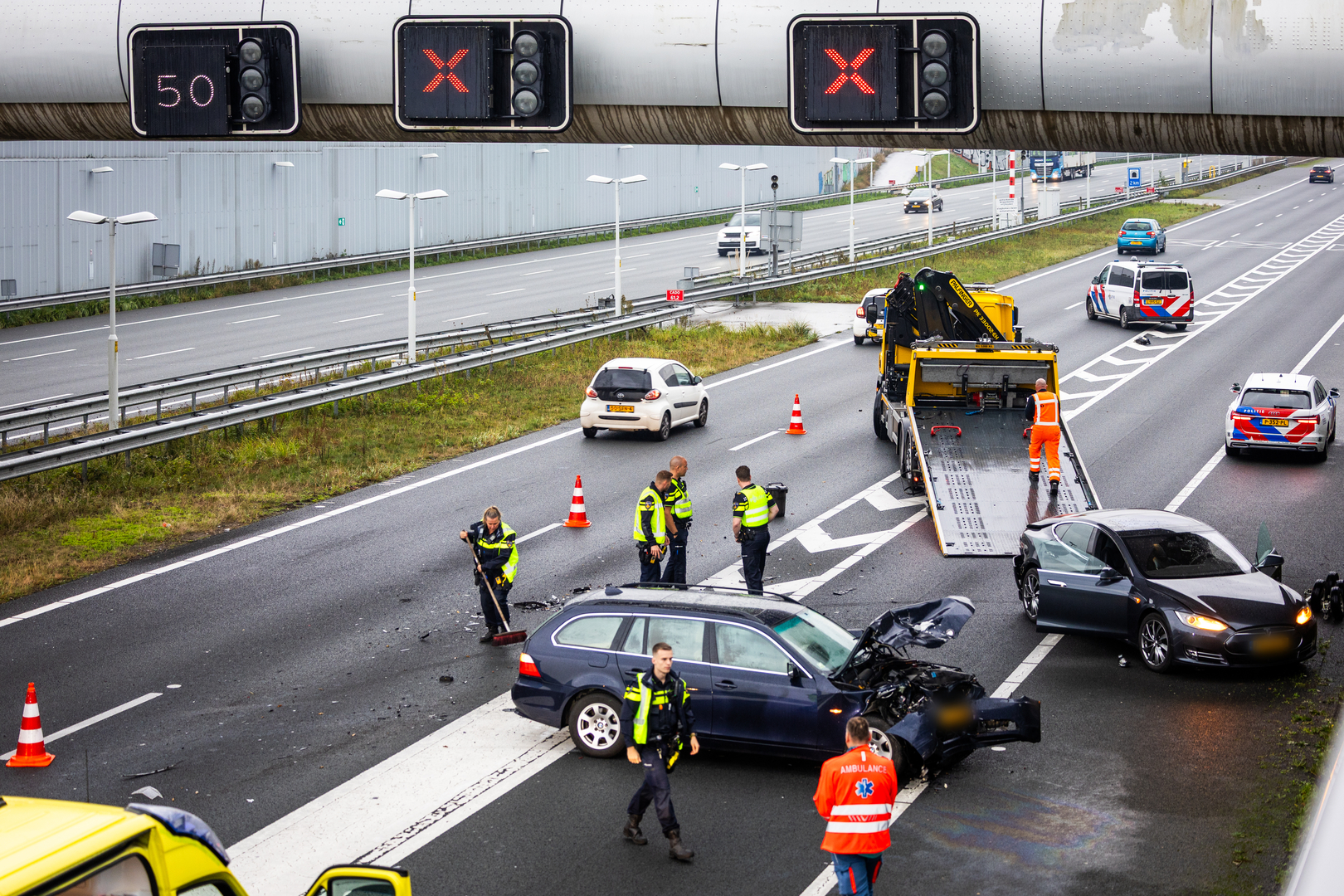 Ongelukken op snelwegen zorgen voor zware spits met lange files.