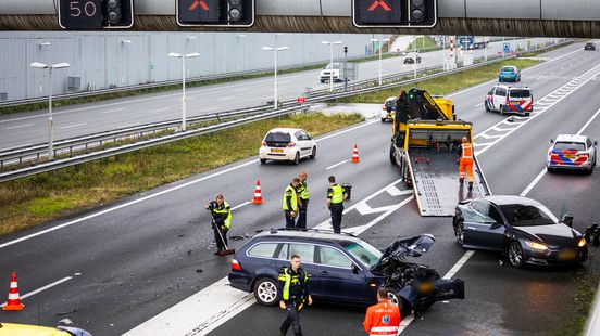 Ongelukken op snelwegen zorgen voor zware spits met lange files. Ongelukken op snelwegen zorgen voor zware spits met lange files.