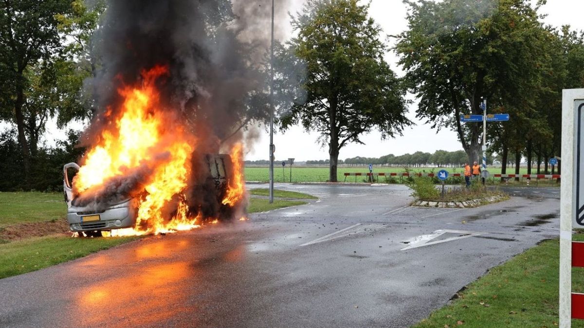 Bestelbus brandt uit in Eexterveenschekanaal