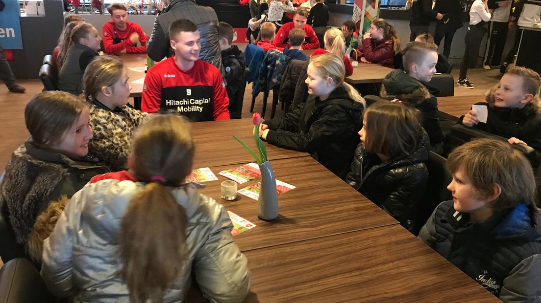 Kinderen van scholen in Erica eten met FC Emmen-spelers (Rechten: Aaldert Oosterhuis/RTV Drenthe)