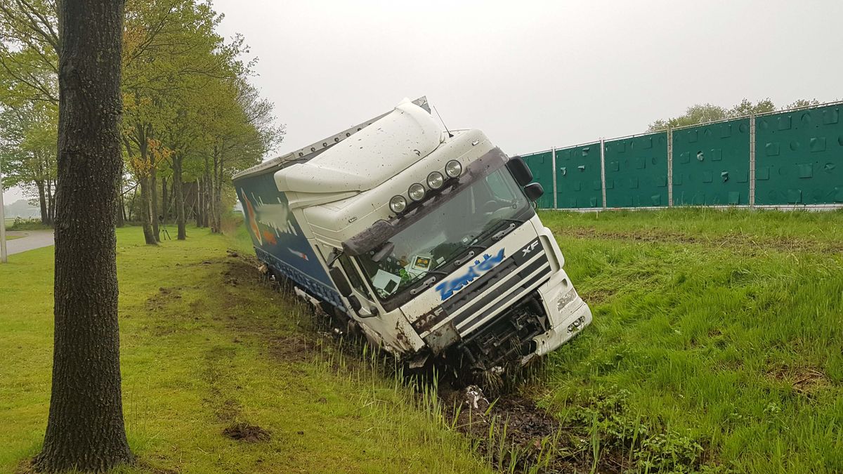 Vrachtwagen in de sloot bij Rogat