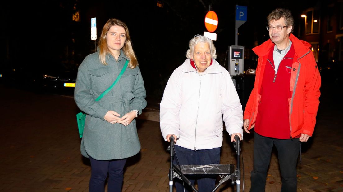 Links wethouder Susanne Schilderman, in het midden Joan Vermeulen en rechts haar zoon Jaap