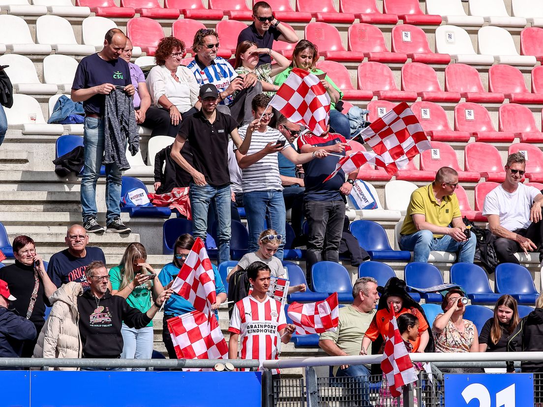 Hearrenfean keart PSV-supporters út thúsfakken Abe Lenstra Stadion