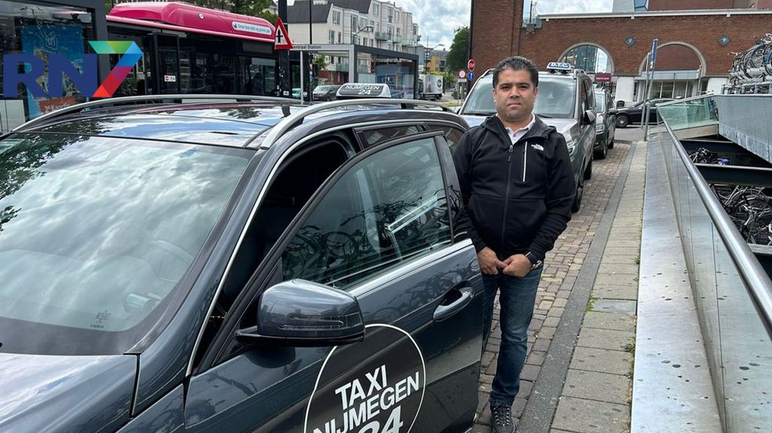 Fazel Hakimi bij zijn taxi