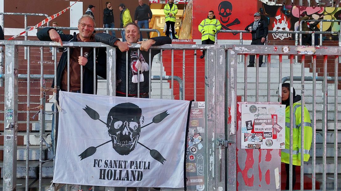Cor (l) in het Millerntorstadion in Hamburg