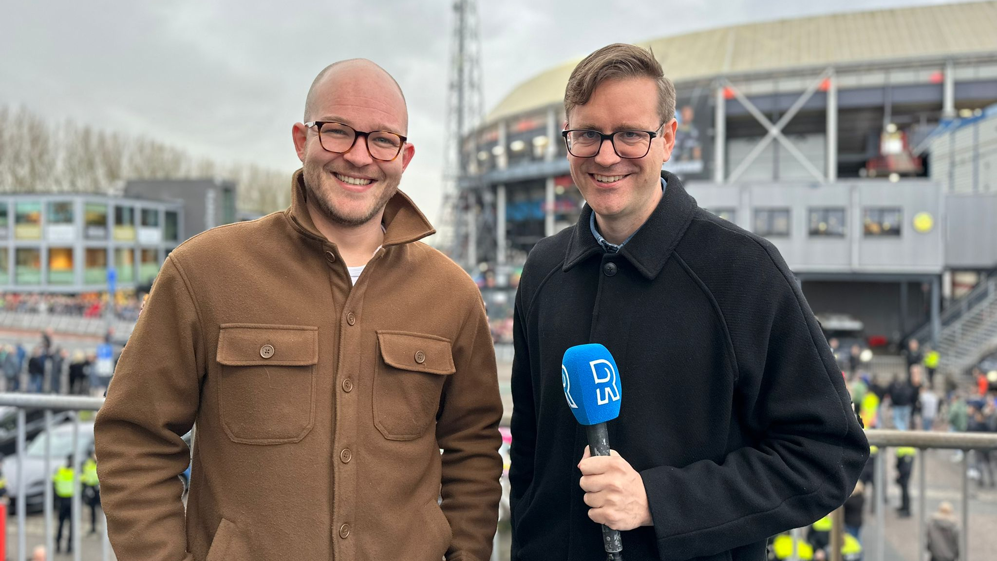 Philip van Es en Dennis van Eersel voor de Kuip.