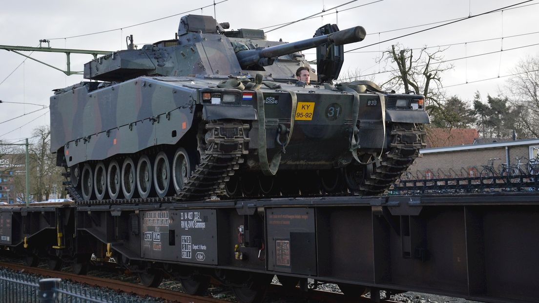 Militaire voertuigen op de trein in Steenwijk