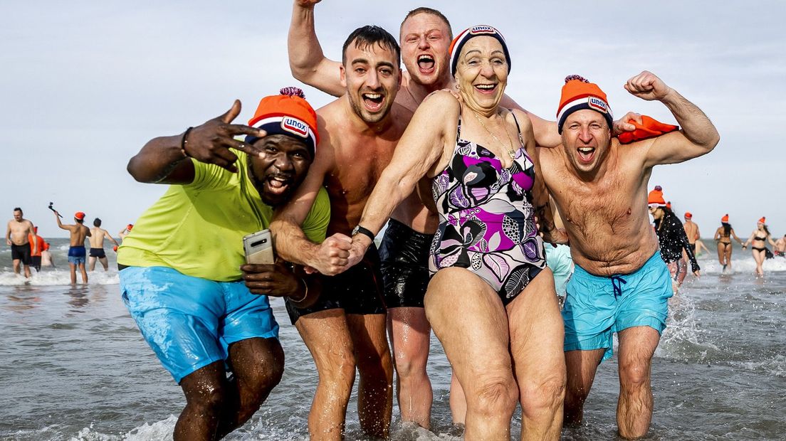 Duizenden mensen deden mee aan de nieuwjaarsduik op Scheveningen