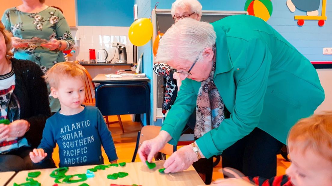 Oudere bewoners van Selkersgoorn in Dalen tussen de peuters (Rechten: RTV Drenthe/Steven Stegen)