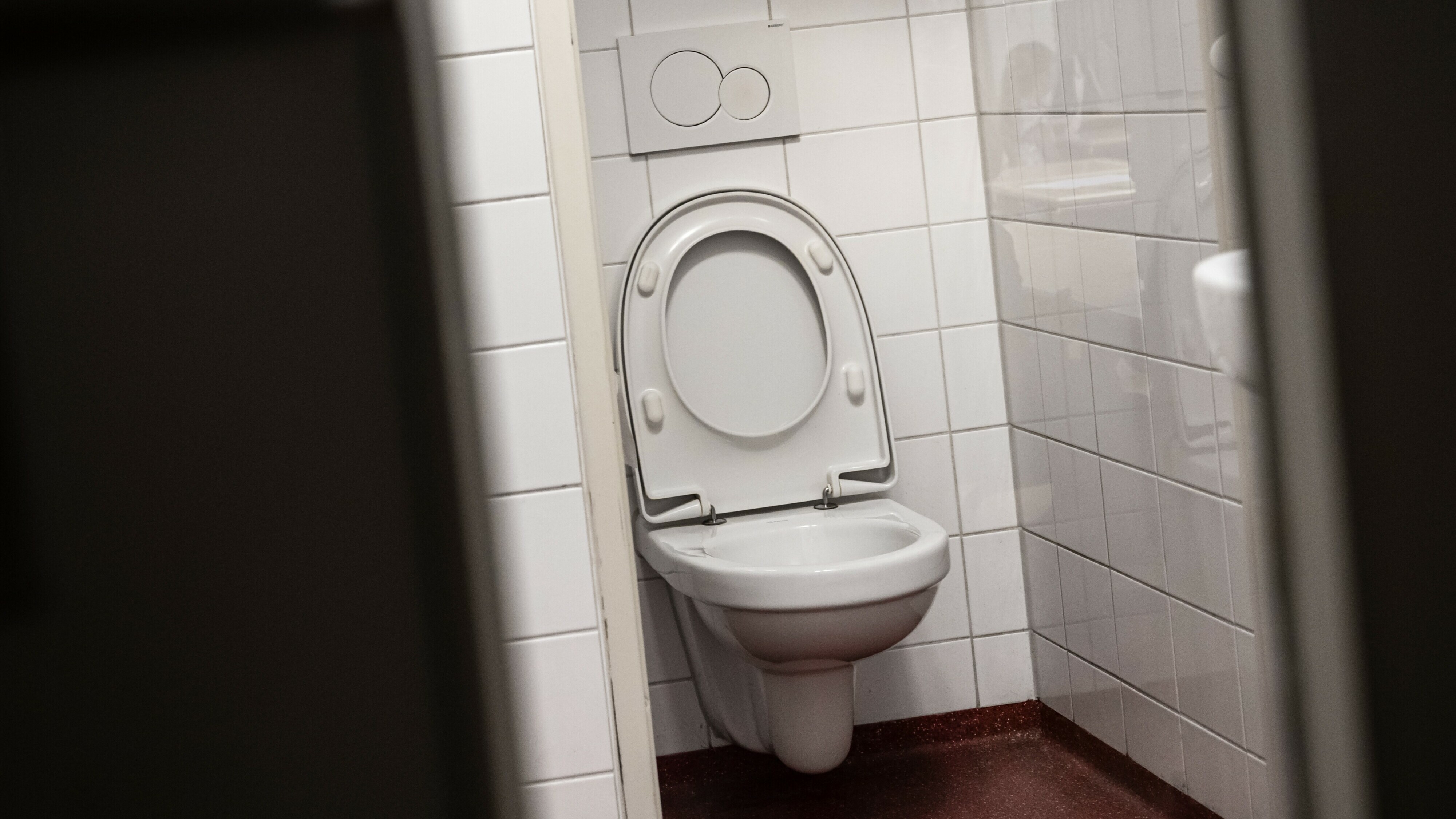 Leerlingen plassen toiletten helemaal onder, scholen klaar met smerige TikTok-hype