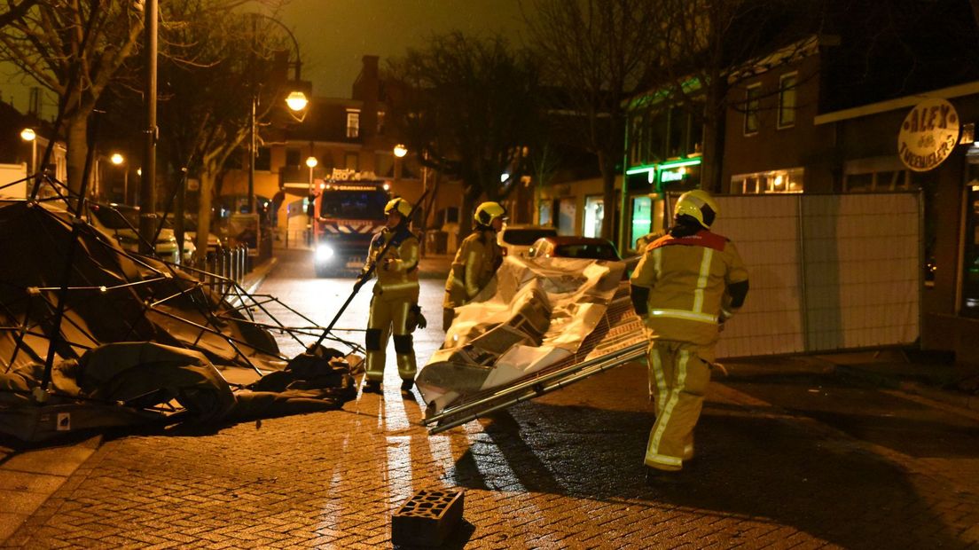 De brandweer ruimt de tent op