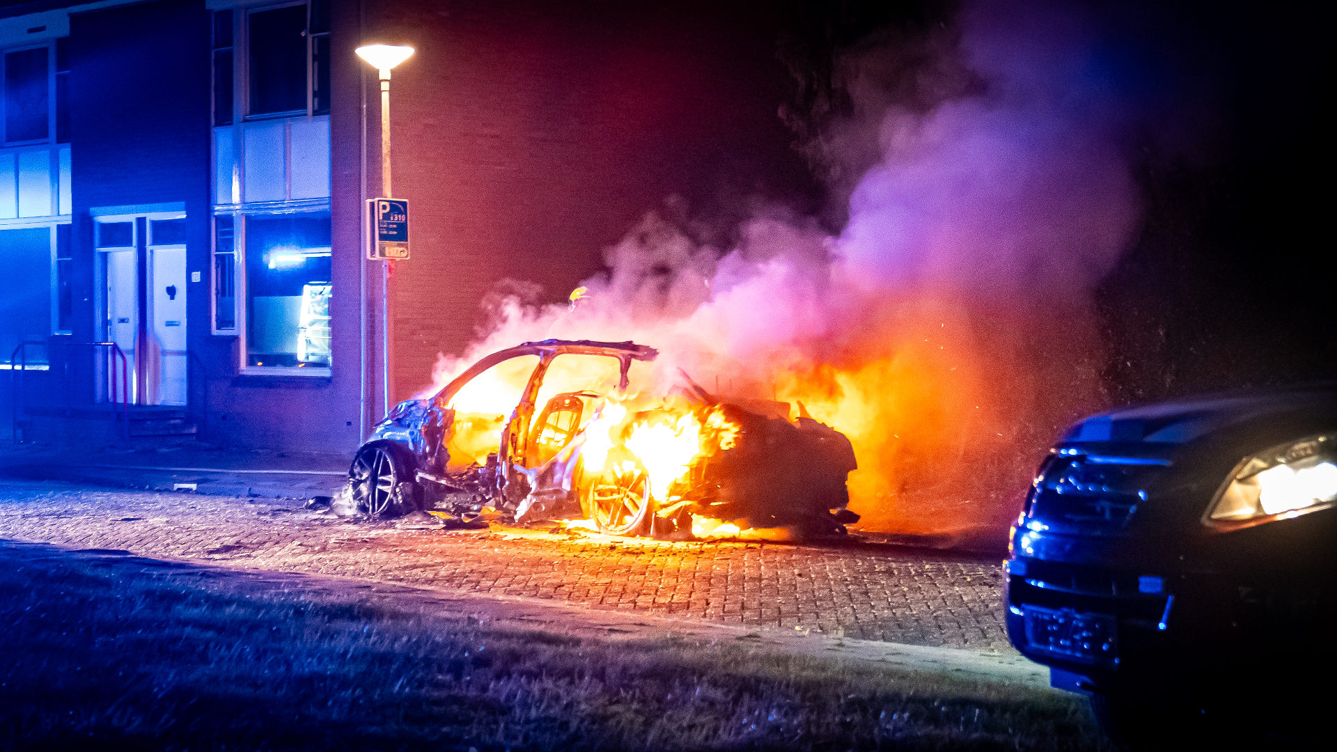 De auto vloog in brand aan de Geitenkamp.