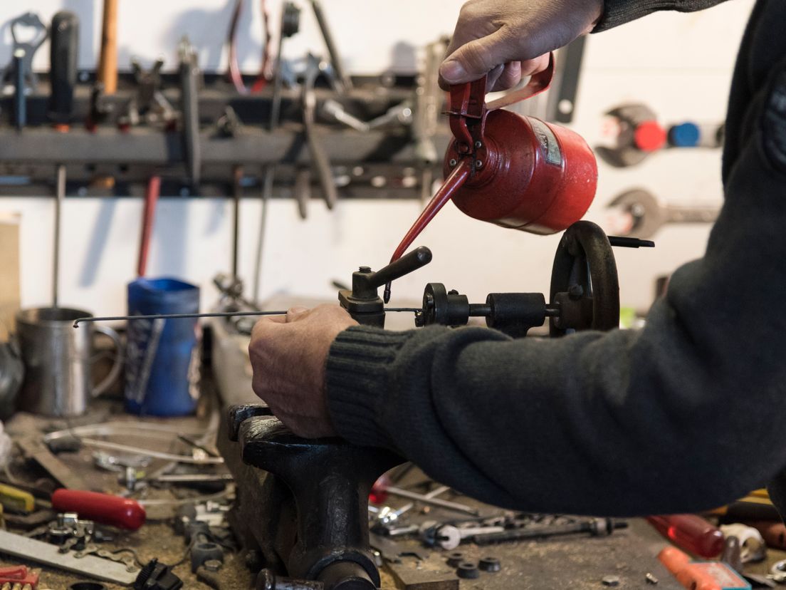 Peter R de Fiets bij zijn collectie bijzondere rijwielen.