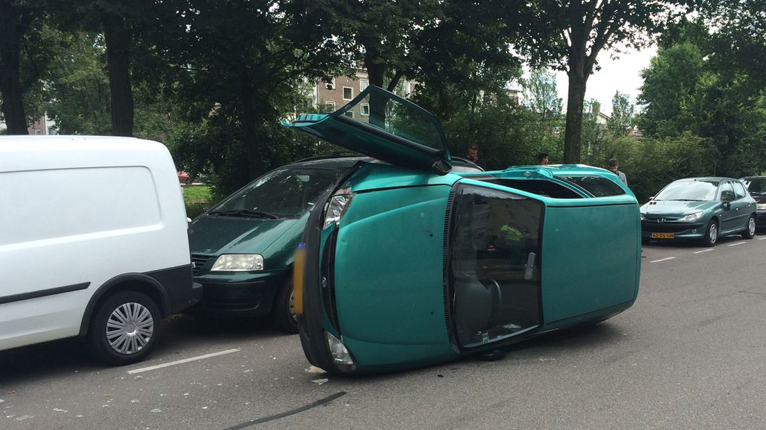 De auto knalde op een aantal geparkeerde auto's en belandde daarna op zijn kant