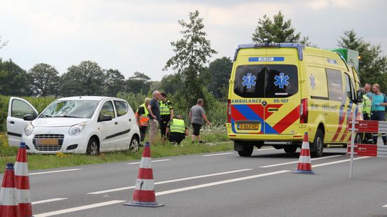 Verkeersregelaar bij werkzaamheden op N344 aangereden door automobilist. Verkeersregelaar bij werkzaamheden op N344 aangereden door automobilist.