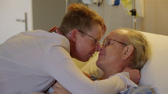 Foto: Julia en Esther blijven getrouwd na gendertransitie: ‘Liefde bleef’