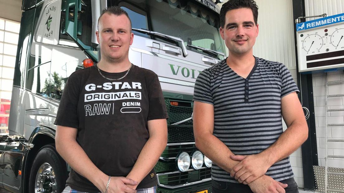 Chauffeurs David Kuik (rechts) en Michel Klok van Van Triest zijn trots op hun tankwagen (Rechten: Hielke Meijer/RTV Drenthe)