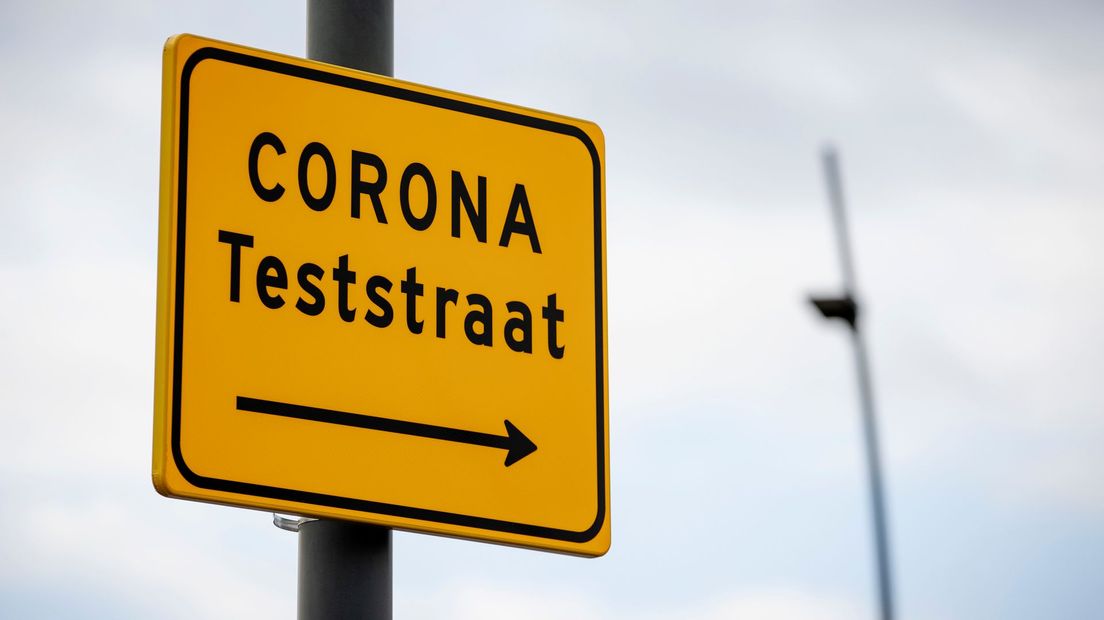 Een bord wijst de weg naar de coronateststraat (Rechten: ANP / Robin van Lonkhuijsen)