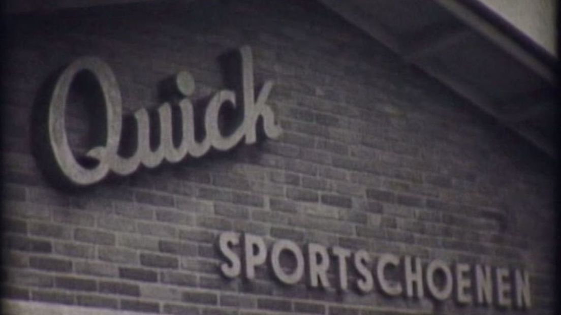 Het Quick-logo aan de fabrieksgevel - still uit de film