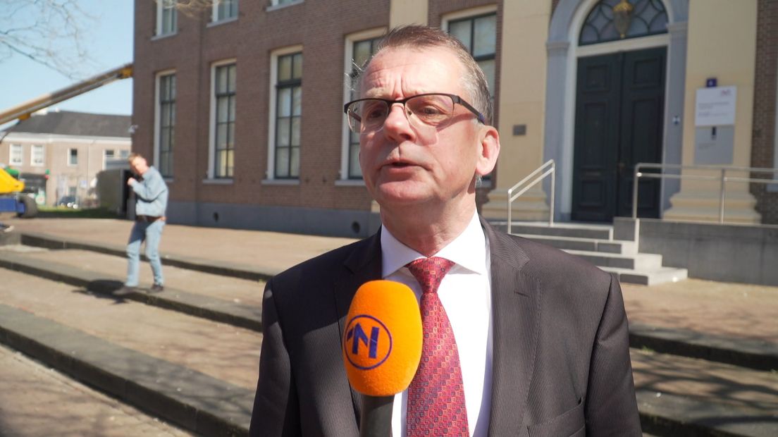 Jan Nieboer staat na zijn veroordeling de pers te woord