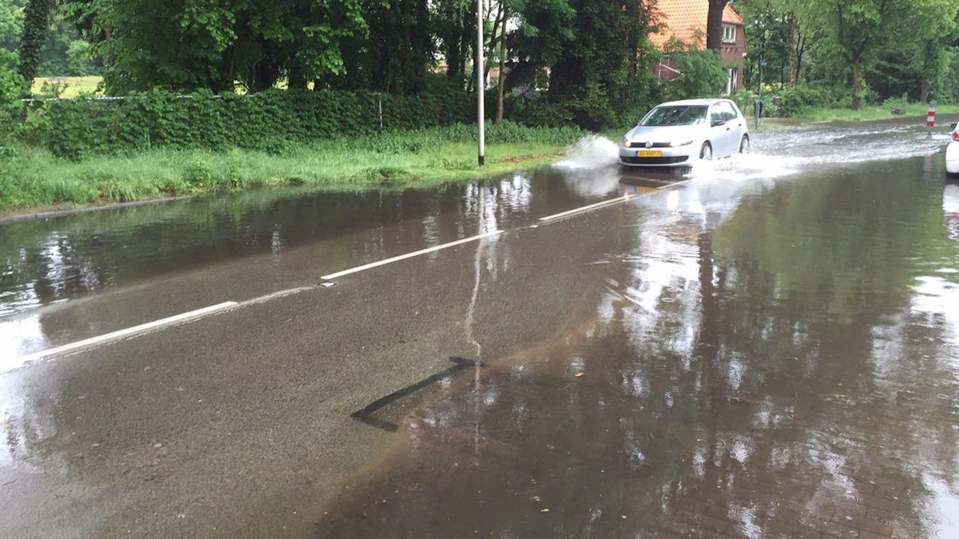 Wateroverlast In Enschede: Straten Staan Blank Door Hevige Regenval ...