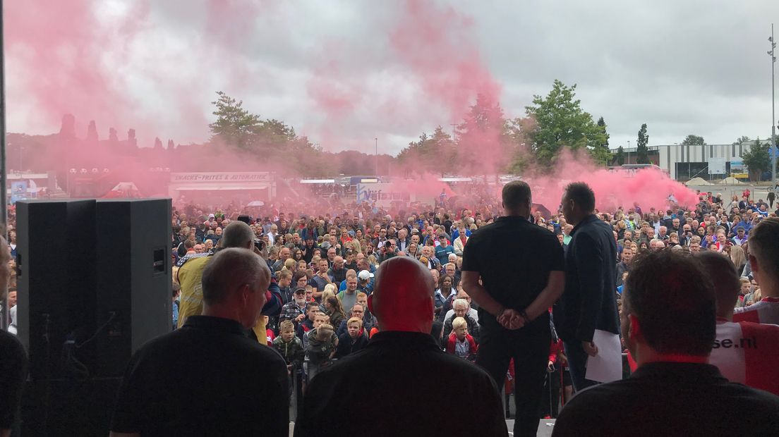 De spelerspresentatie tijdens de open dag van FC Emmen