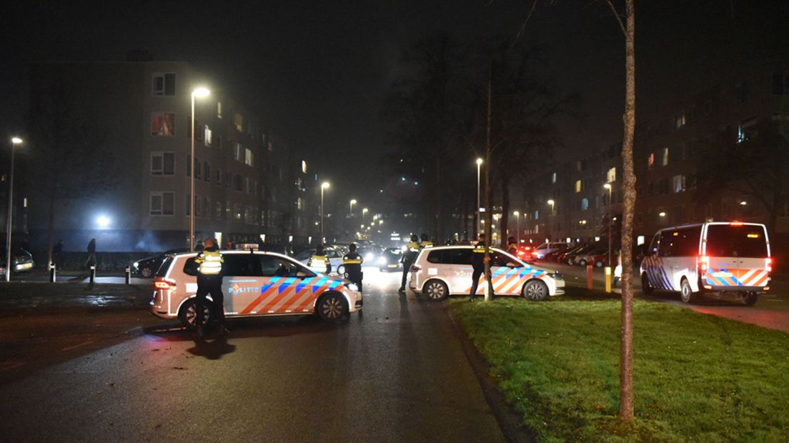 Op meerdere plaatsen in de regio, waaronder de Utrechtse wijk Kanaleneiland, werden hulpverleners belaagd met vuurwerk.