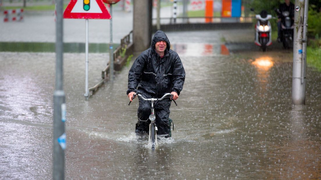 Weerman Reinout van den Born van MeteoGroup in Wageningen waarschuwt dat het morgen in het oosten van Gelderland opnieuw noodweer kan worden. 'In de Achterhoek kan wel 50 millimeter regen vallen. Ook is er weer kans op hagel en onweer.'