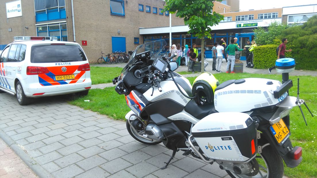 De leiding van vmbo-school 't Venster in Arnhem heeft acht leerlingen voorlopig geschorst na een vechtpartij. Twee van hen waren dinsdagmorgen met elkaar op de vuist gegaan, waarna anderen zich ermee gingen bemoeien. Dat zegt de directeur.