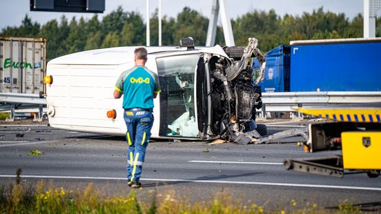 Twee zwaargewonden bij ernstig ongeluk op A15 | Koe dood na botsing met auto.