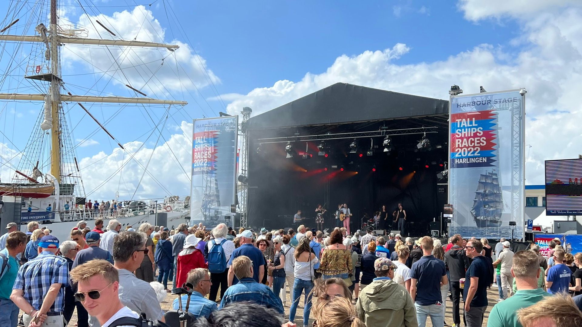 De Harbour Stage in de haven van Harlingen