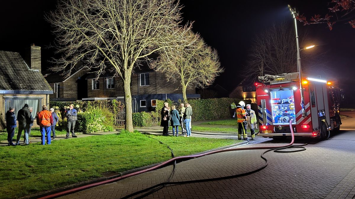 112-nieuws 28 maart: Garage volledig afgebrand in Dronryp | Bestelbus in het water bij Driezum